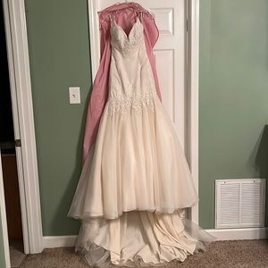 This dresses details are: Size 8, style ML11, color G/L, brand Allure Romance